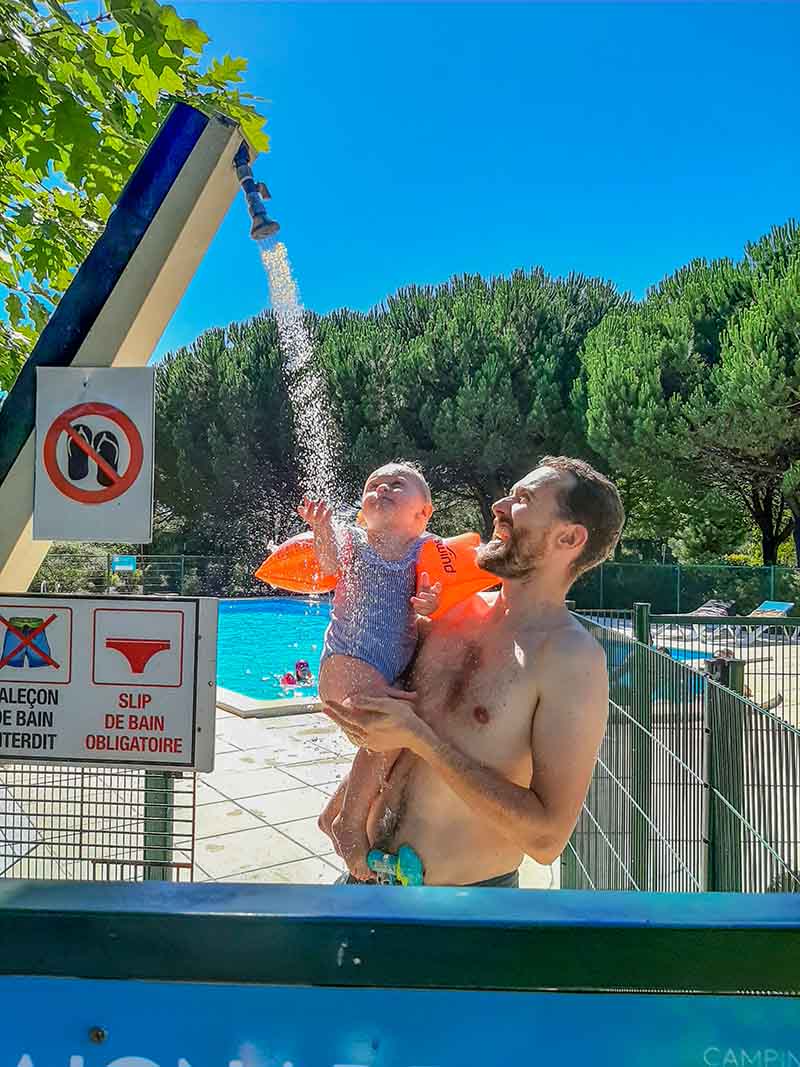 Douche piscine Camping du Braou